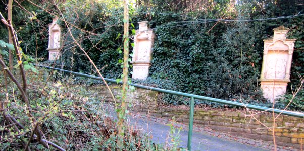 Kirchplatz sieben neugotische Stationsbilder