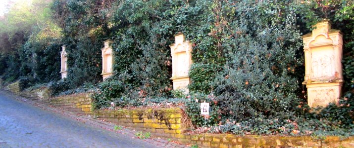 Kirchplatz sieben neugotische tationsbilder