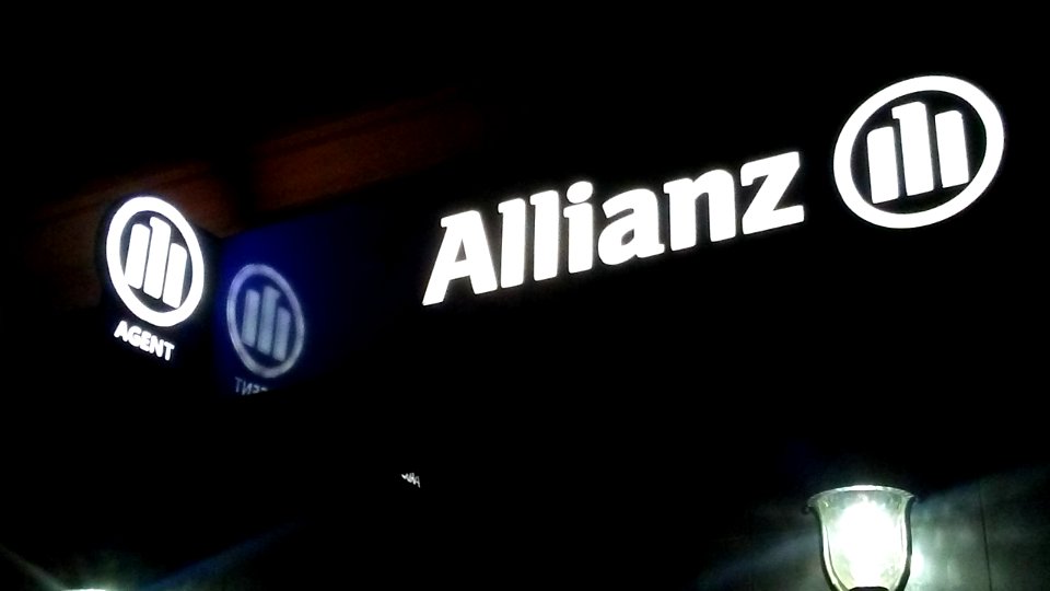 Neon Allianz nad placówką w Tomaszowie Mazowieckim