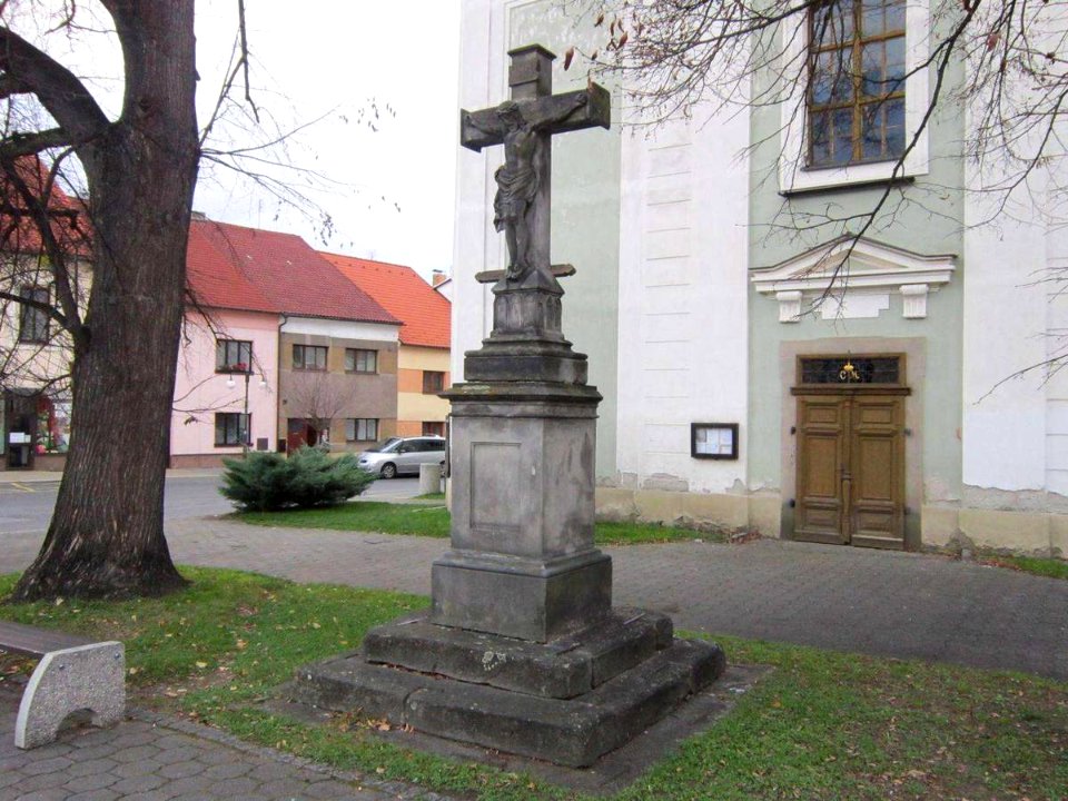 Kamenný kříž u kostela v Žebráku (Q66566760)