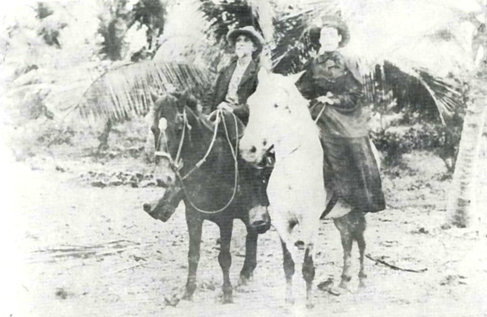 Junto a Isabel Curtis Central Narcisa 1898
