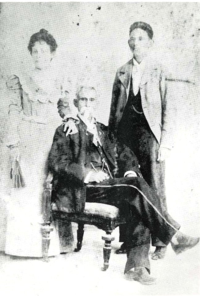 Junto a sus hijos Urbano y Clemencia 1899