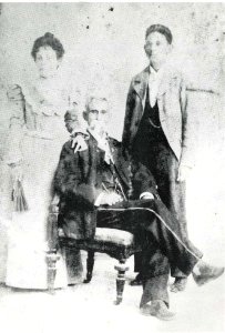 Junto a sus hijos Urbano y Clemencia 1899