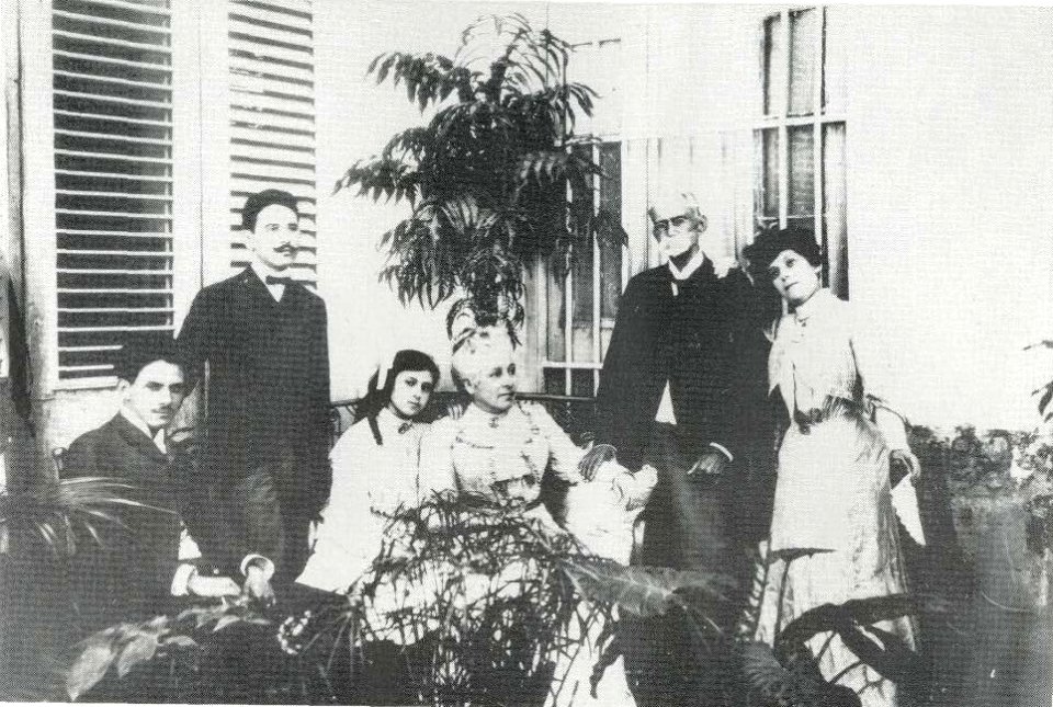 Junto a su esposa e hijos en la casa de Galeano 2 1904