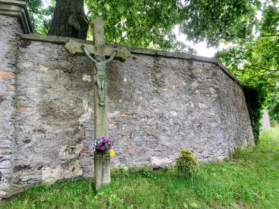 Kříž v Havlíčkově Borové u kostela (Q104973320)