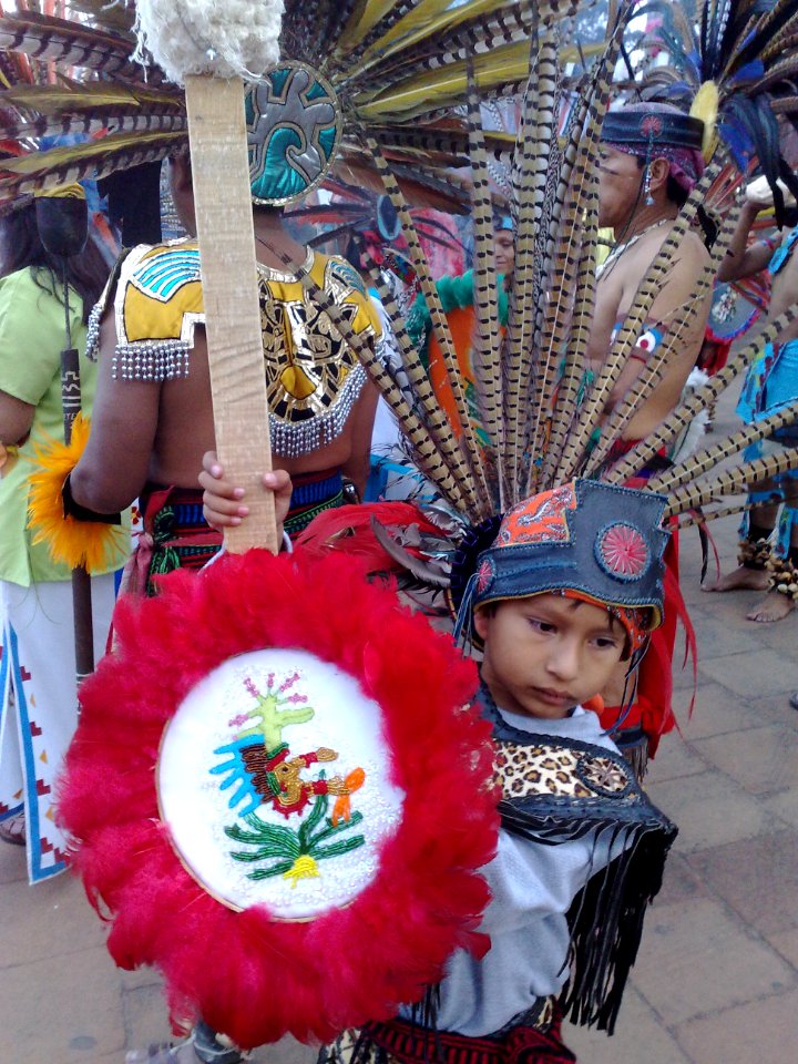 Niño con indumentaria azteca