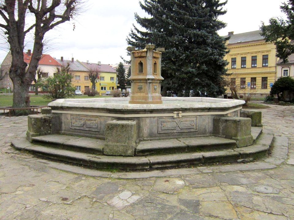 Kašna na náměstí v České Skalici (Q66226134) 01