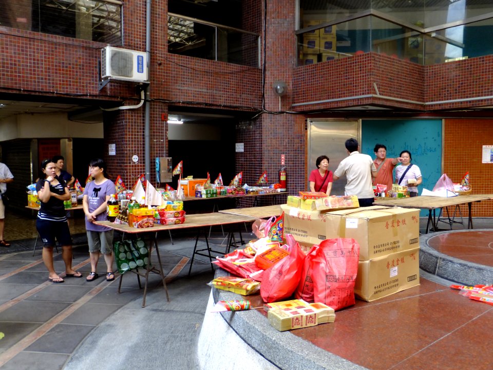 Neighbors Prepareing Ghost Festival in Central Court 20120825