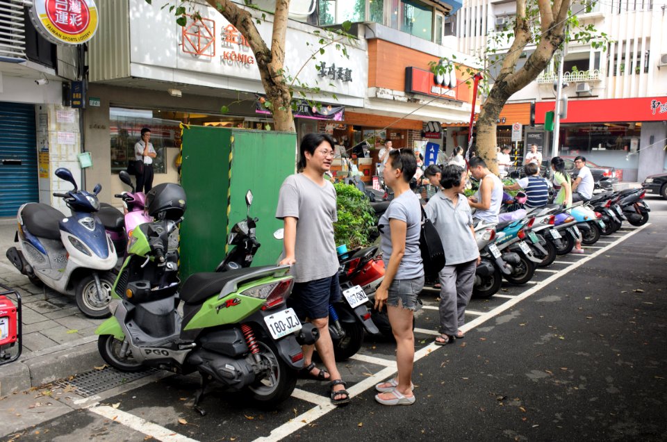 Neighbors on Sanmin Road in Rest Time of Ghost Festival 20150822