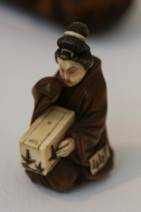Netsuke - Femme portant une boite