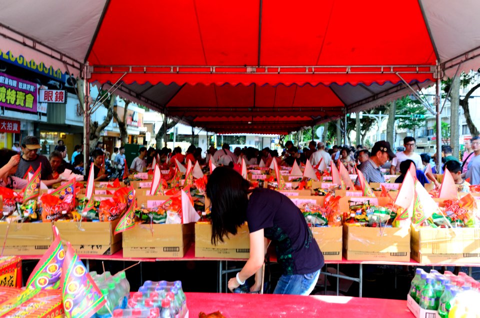 Neighbors Take away Offering Items after Ghost Festival 20160814