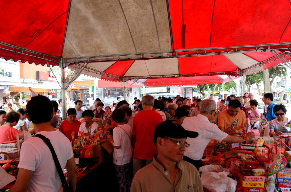 Neighbors Take away Offering Items after Ghost Festival 20150822b