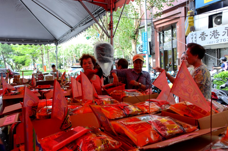 Neighbors Take away Offering Items after Ghost Festival 20150822a