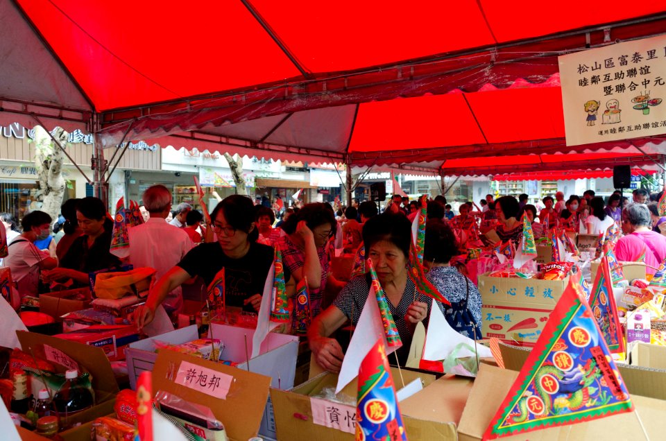 Neighbors Take away Paper Flags on Offiering Items after Ghost Festival 20170902