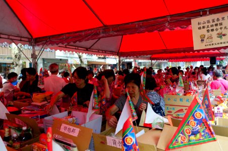 Neighbors Take away Paper Flags on Offiering Items after Ghost Festival 20170902