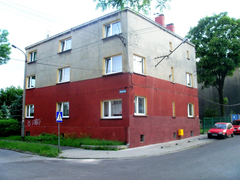 Katowice - budynek na rogu Modelarskiej i Strażackiej