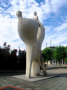 Katowice - Pomnik Rodzina na placu Grunwaldzkim (4)