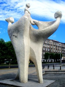 Katowice - Pomnik Rodzina na placu Grunwaldzkim (6)