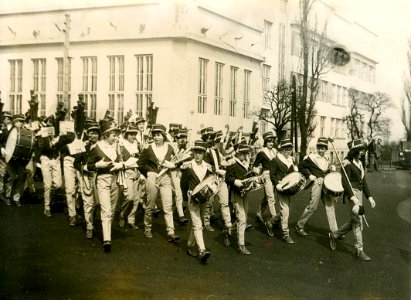 Orkiestra szkolna „Szalamaje” w latach 70-tych krocząca ulicami miasta. Tomaszów Mazowiecki w woj.łódzkim. PL,EU.CC0