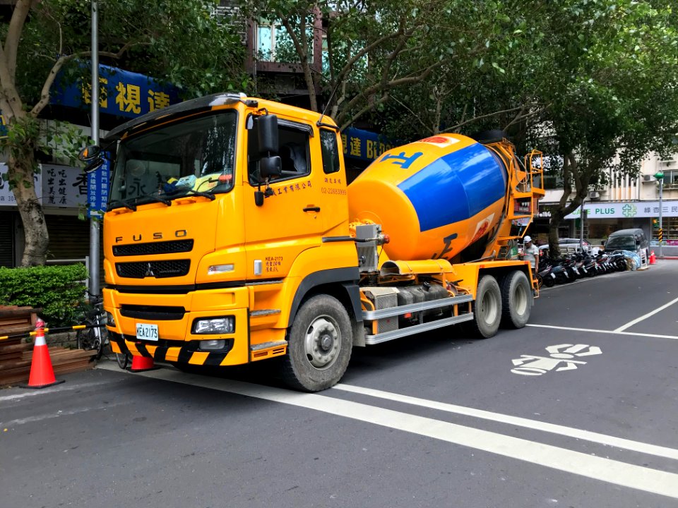 Fuso Super Great Cement Mixer Truck of Zeng Chen Industrial at Sanmin Road, Songshan, Taipei 20171031