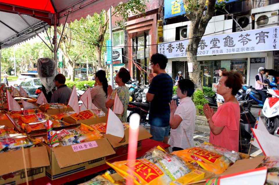 Futai Village Neighbors Praying in Ghost Festival 20150822c