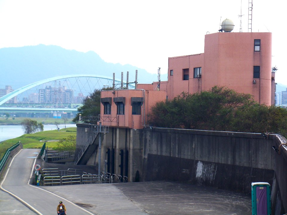 Fuyuan Pumping Station East Side Close up 20110201a