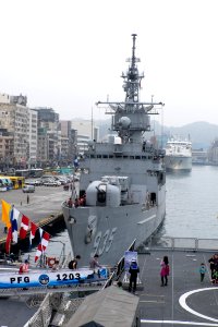 Front View of ROCN Lan Yang (FFG-935) from ROCN Si Ning (PFG-1203) 20150316