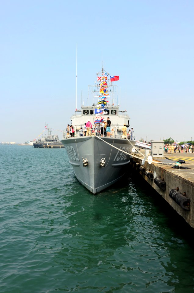 Front View of ROCN Yung Chia (MHC-1302) Shipped at No.7 East Pier, Zuoying Naval Base 20161112