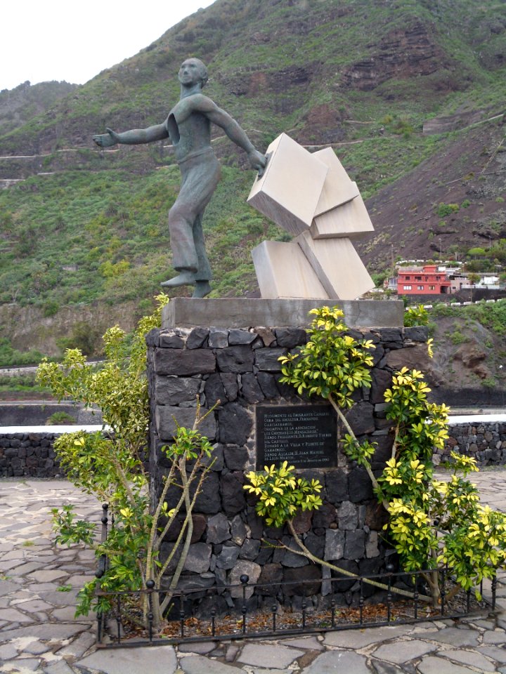 Garachico emigrant monument