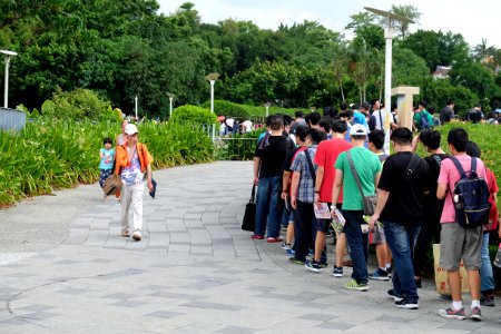 Fancy Frontier Staff Patroling Queue in Yuanshan Park 20160827
