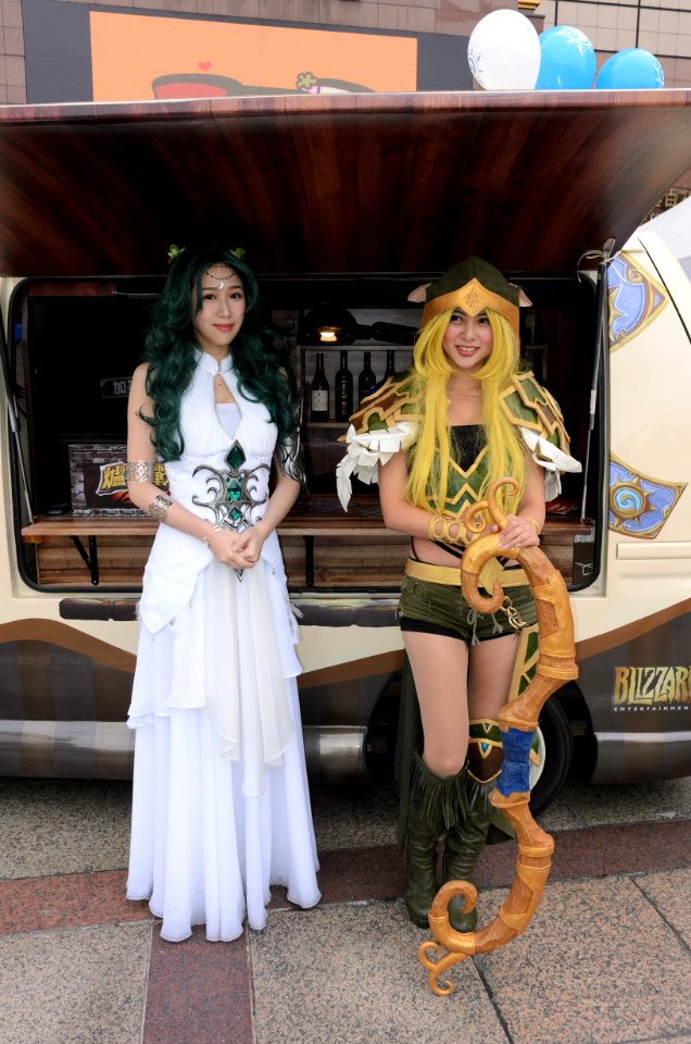 Female Promotional Models Cosplay Tyrande Whisperwind and Alleria Windrunner 20170211b