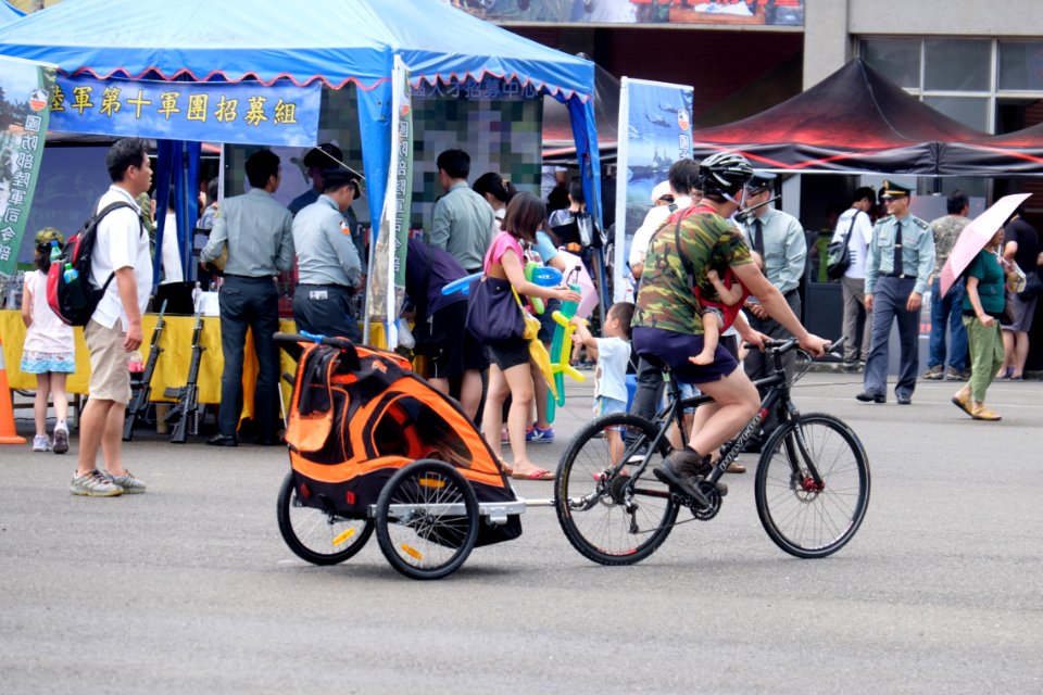 Father Taken Children Riding Bicycle in Chengkungling 20150606a