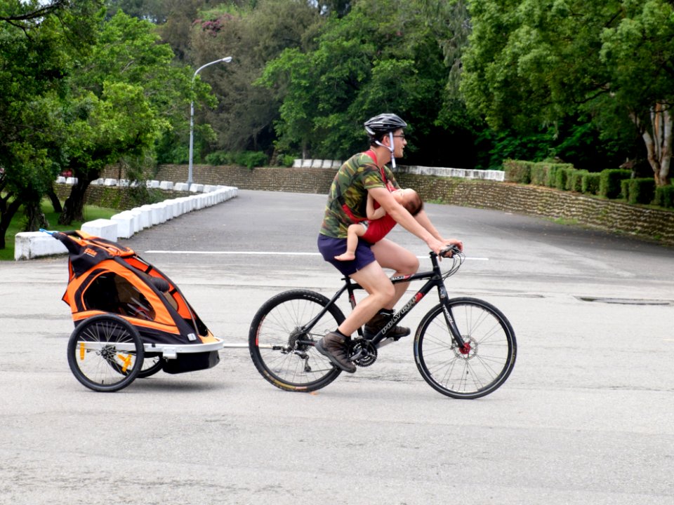 Father Taken Children Riding Bicycle in Chengkungling 20150606b