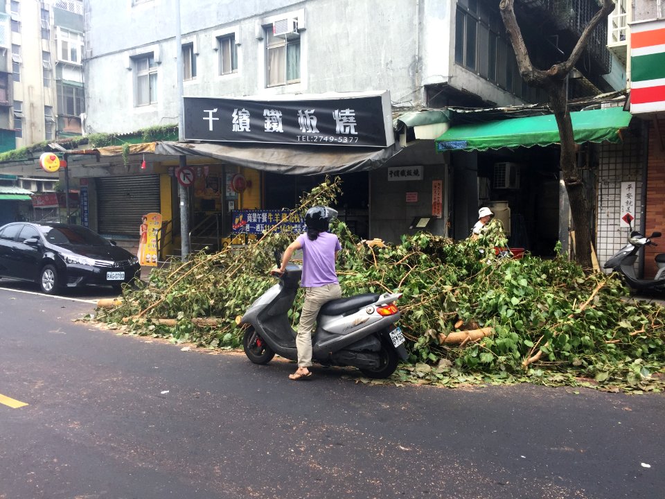 Female Rider Watching Broken Teppanyaki Restaurant Sign at Xindong Street, Taipei 20160929