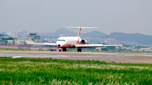 Far Eastern Air Transport MD-82 B-28017 Arrival to Taipei Songshan Airport 20150427a