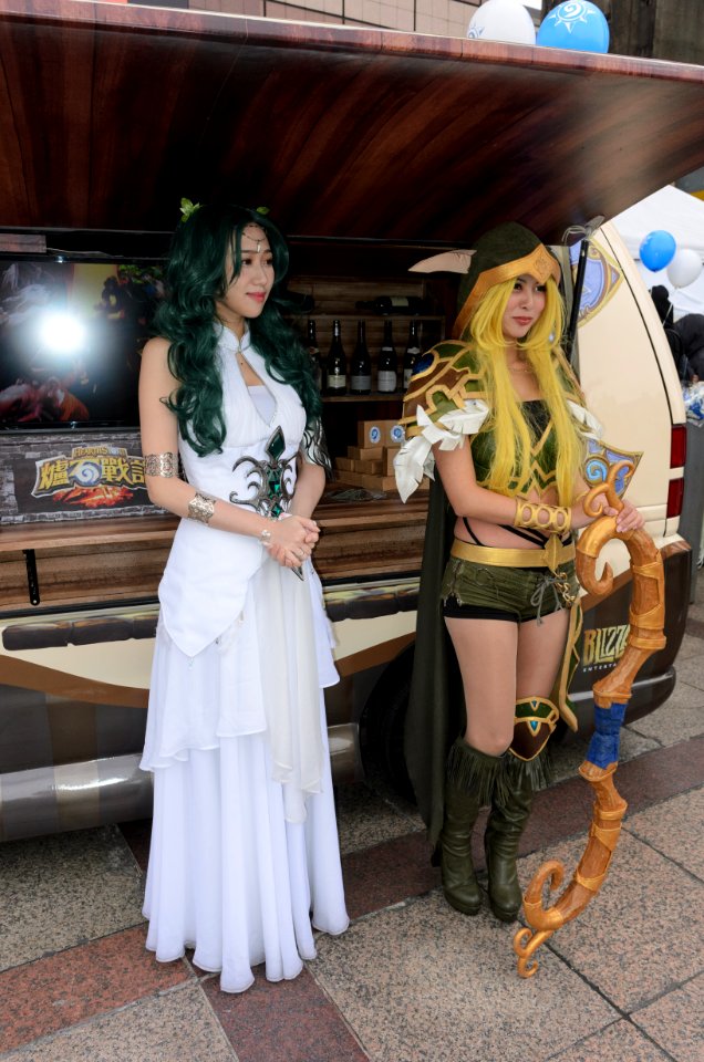 Female Promotional Models Cosplay Tyrande Whisperwind and Alleria Windrunner 20170211a