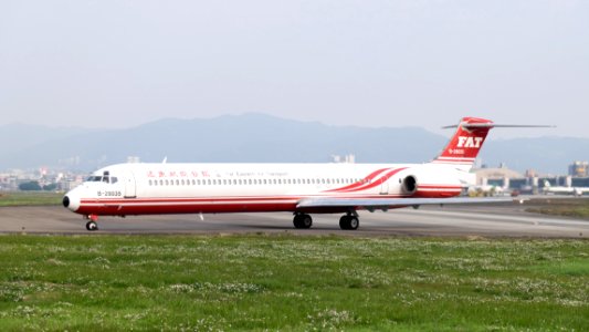 Far Eastern Air Transport MD-82 B-28035 Taxiing at Taipei Songshan Airport 20150221b