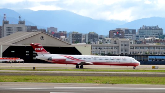 Far Eastern Air Transport MD-83 B-28027 Arrival to Taipei Songshan Airport 20161220c