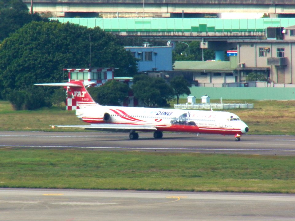 Far Eastern Air Transport MD-82 with Advertisement Landing down Songshan Airport 20121229