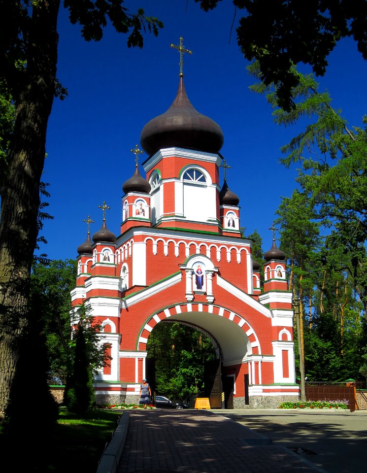 Feofania monastery gate3