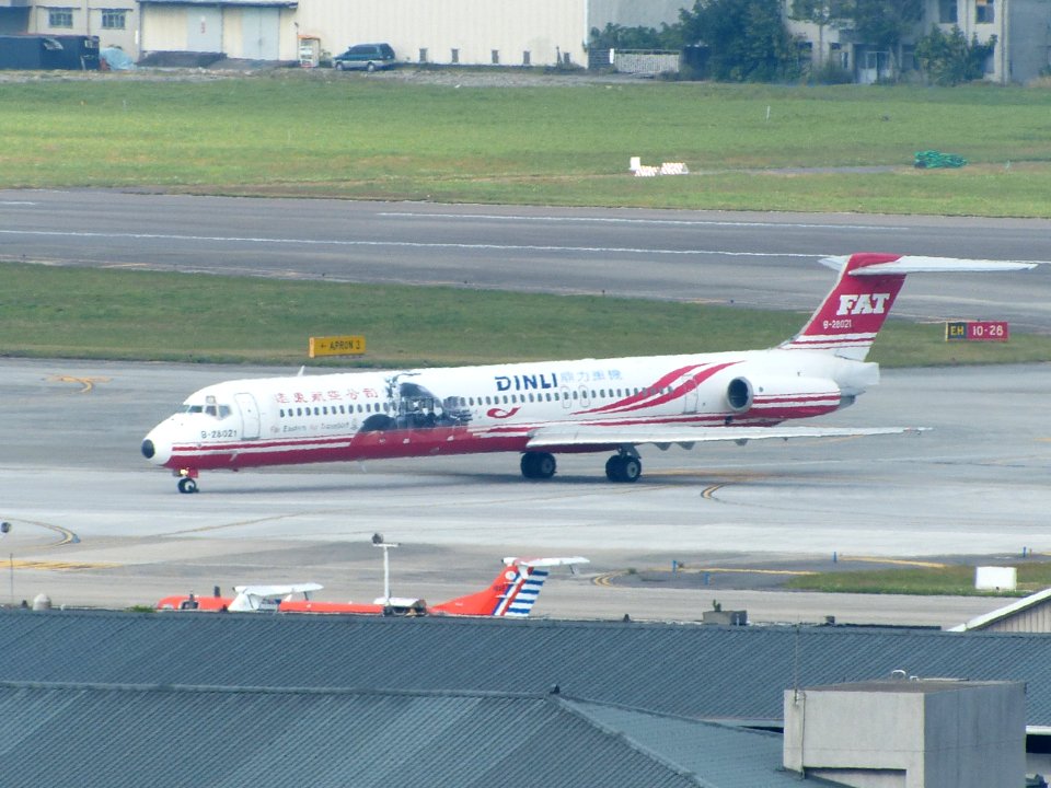 Far Eastern Air Transport MD-82 B-28021 Taxiing at Songshan Airport 20131204