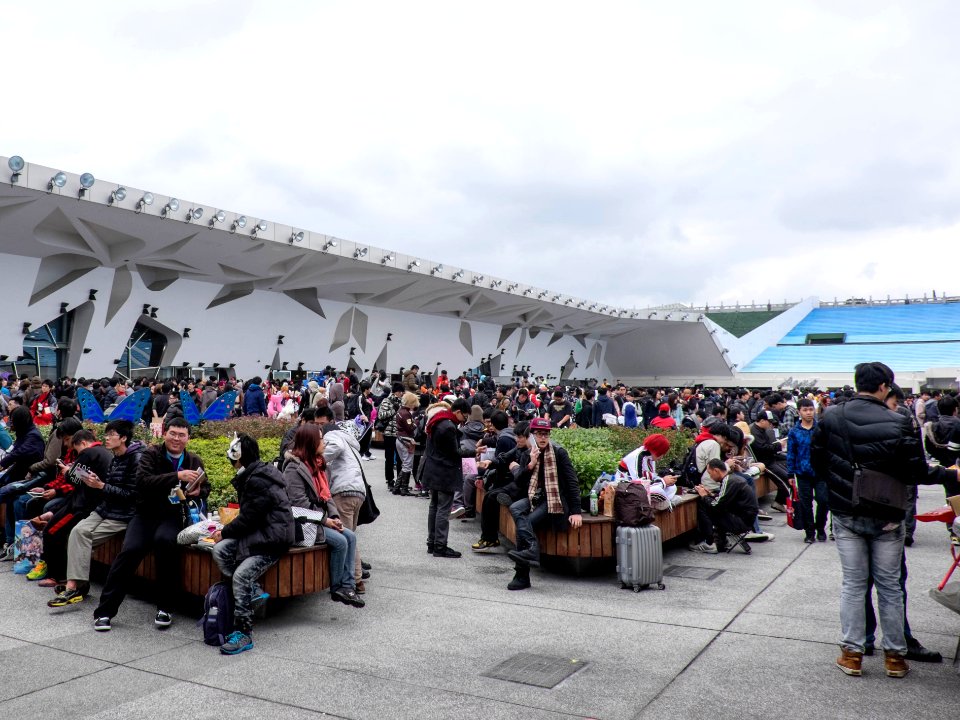FF25 Visitors Rest at Court of Expo Dome in Afternoon 20150131b