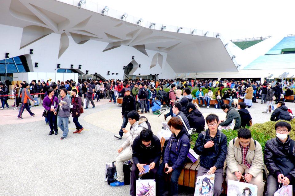 FF25 Visitors Rest at Court of Expo Dome in Afternoon 20150131c