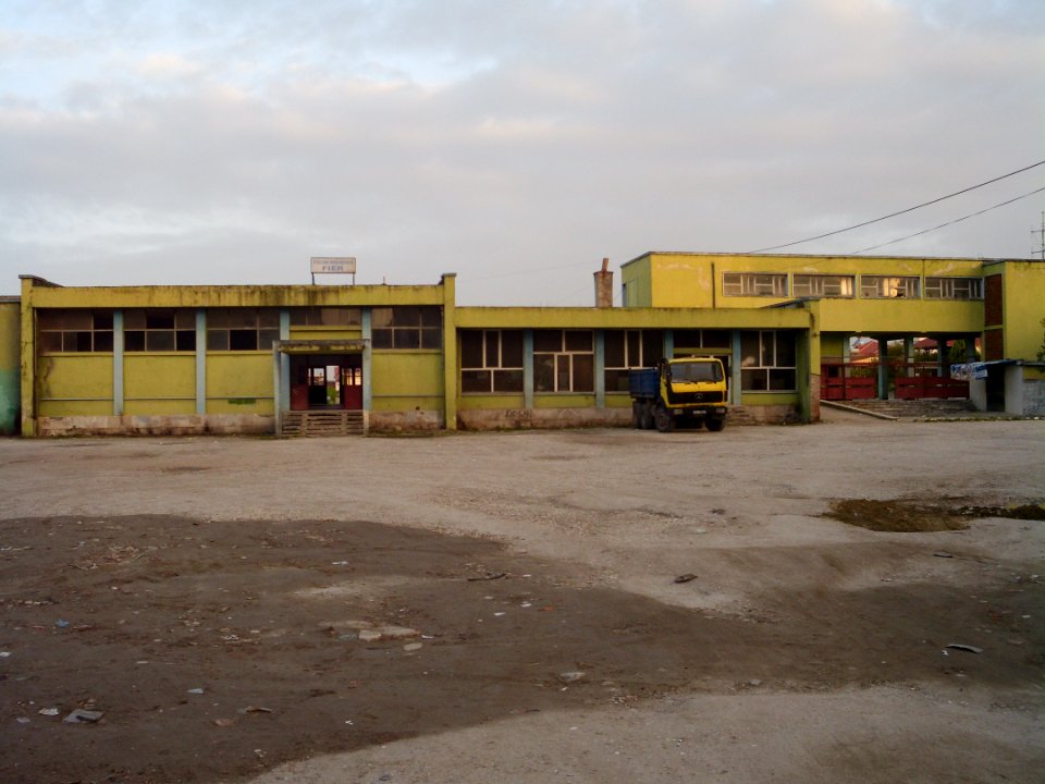 Fier train station outside
