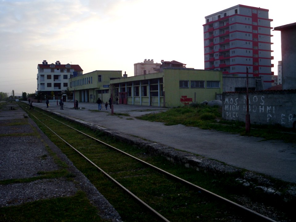 Fier train station tracks