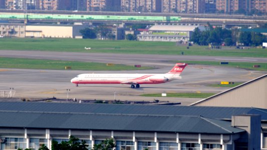 Far Eastern Air Transport MD-82 B-28021 Arrival to Taipei Songshan Airport 20160109b