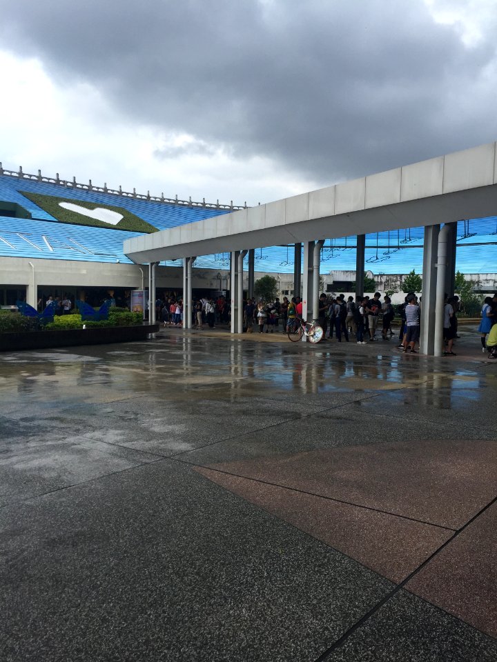 FF28 Visitors Wait Rain Stop in Covered Walkway 20160827a