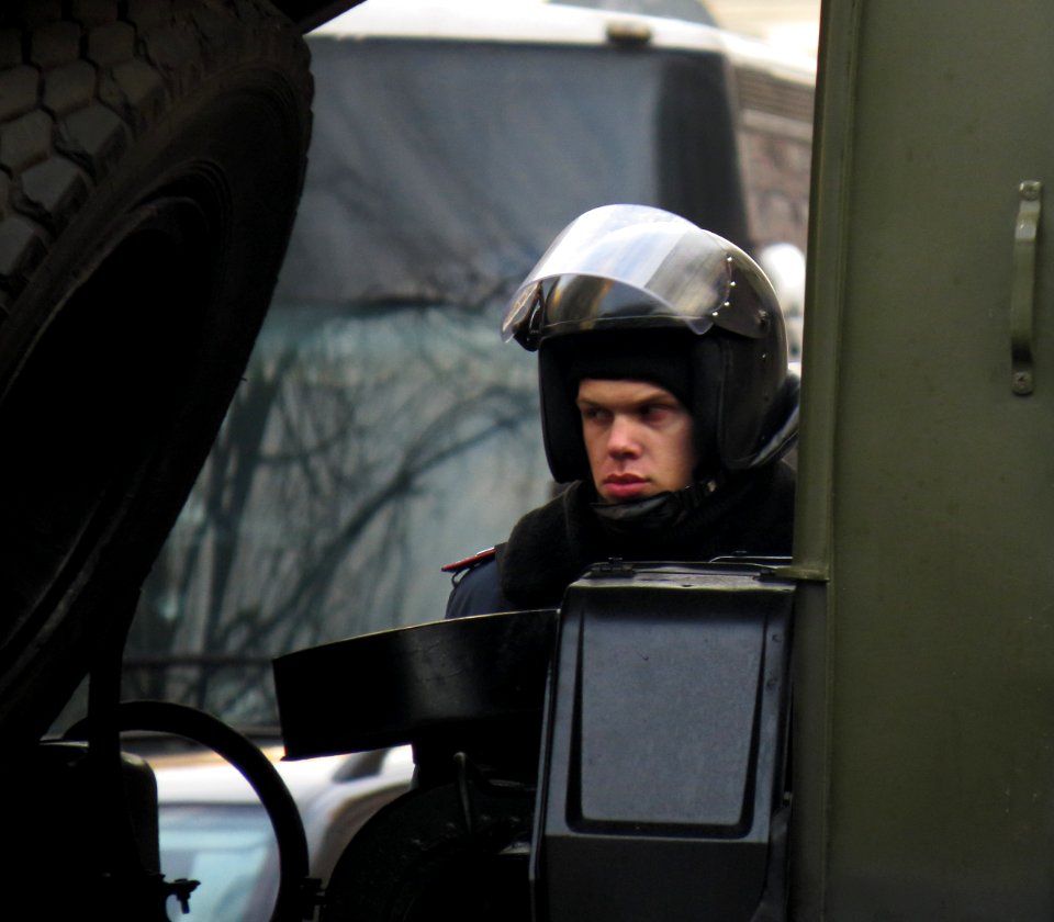 Euromaidan police cordon1