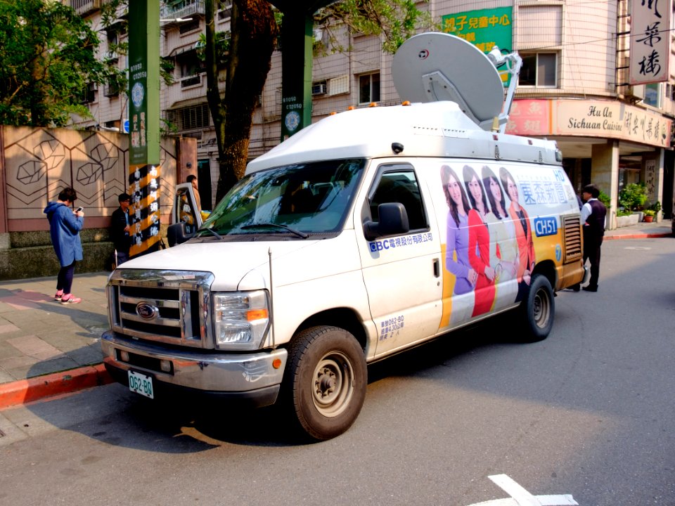 ETTV News SNG Van Parked at Section 1, Huanshan Road, Neihu District, Taipei 20160330