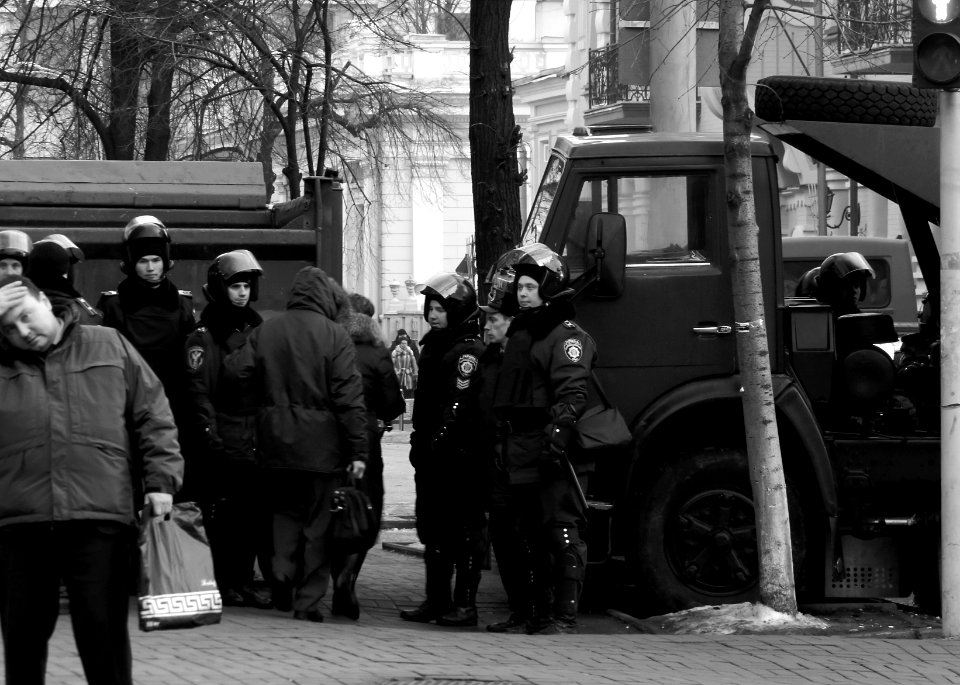 Euromaidan police cordon2